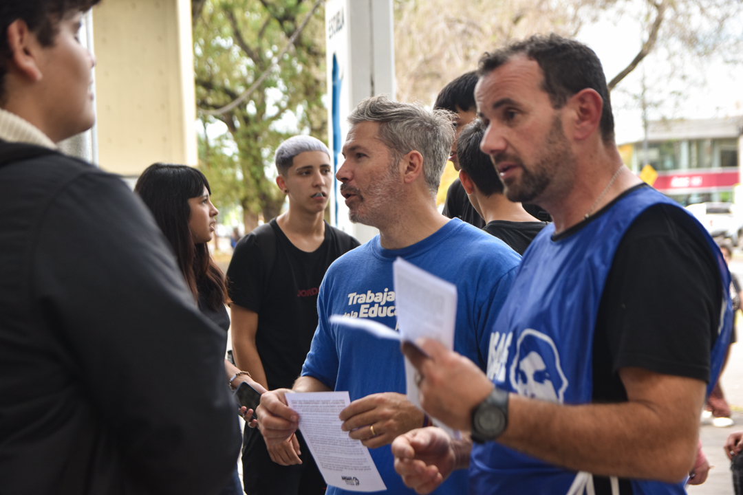 RosarioAmsafe's tweet photo. 📢 CARPA: CAMPAÑA EN DEFENSA DE LA EDUCACIÓN TÉCNICA

🔵 Estuvimos presentes junto a la comunidad educativa de la EETP N° 465 en el marco de la campaña en defensa de la Educación Técnica dialogando con estudiantes, familiares y docentes sobre la [...]

https://t.co/Yx6wzN8rD0 https://t.co/H0g9UrlRhA