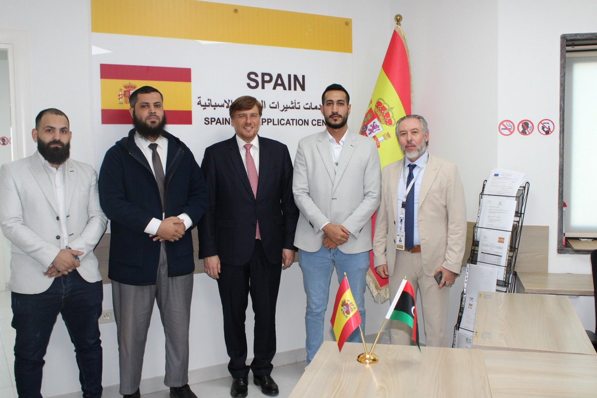 EmbEspLibia's tweet photo. El Embajador visitó el Centro de Solicitud de Visados ​ en Bengasi acompañado del Cónsul.  Se reunió con el equipo de BLS, que recibe a los solicitantes de visados​​. Centro moderno y acogedor, inaugurado en enero, para atender a ciudadanos libios que deseen visitar España 🇱🇾✈️🇪🇸 https://t.co/3sJi86Oxyh