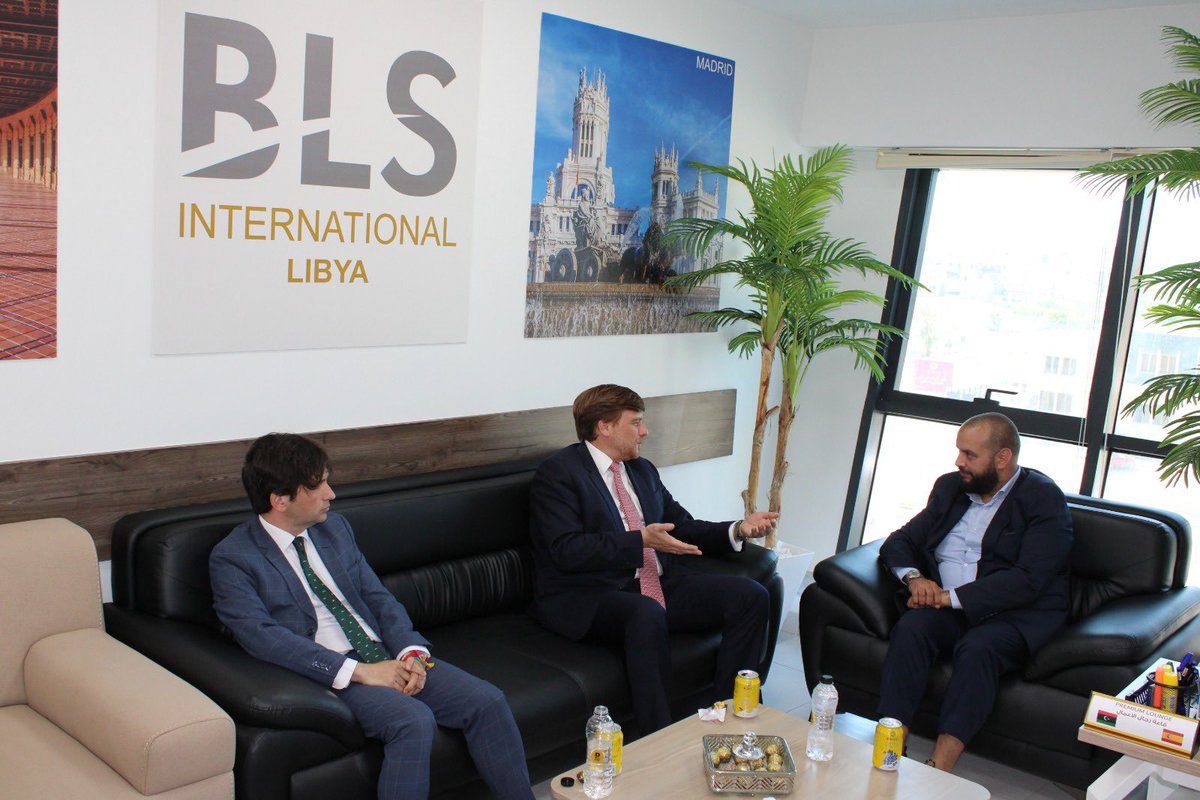 EmbEspLibia's tweet photo. El Embajador visitó el Centro de Solicitud de Visados ​ en Bengasi acompañado del Cónsul.  Se reunió con el equipo de BLS, que recibe a los solicitantes de visados​​. Centro moderno y acogedor, inaugurado en enero, para atender a ciudadanos libios que deseen visitar España 🇱🇾✈️🇪🇸 https://t.co/3sJi86Oxyh