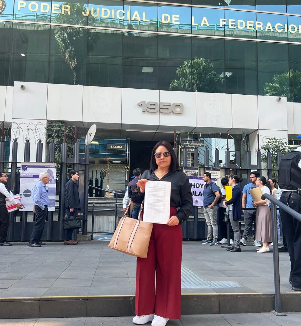 CarmenAnchez's tweet photo. Hoy me presenté ante el Poder Judicial de la Federación para ejercer mi derecho como víctima y parte afectada. Promoví un amparo frente a la omisión de notificar de manera oportuna y al cierre arbitrario del expediente de seguimiento de la recomendación 85/2019 de la @CNDH. https://t.co/DH46GuK4yg
