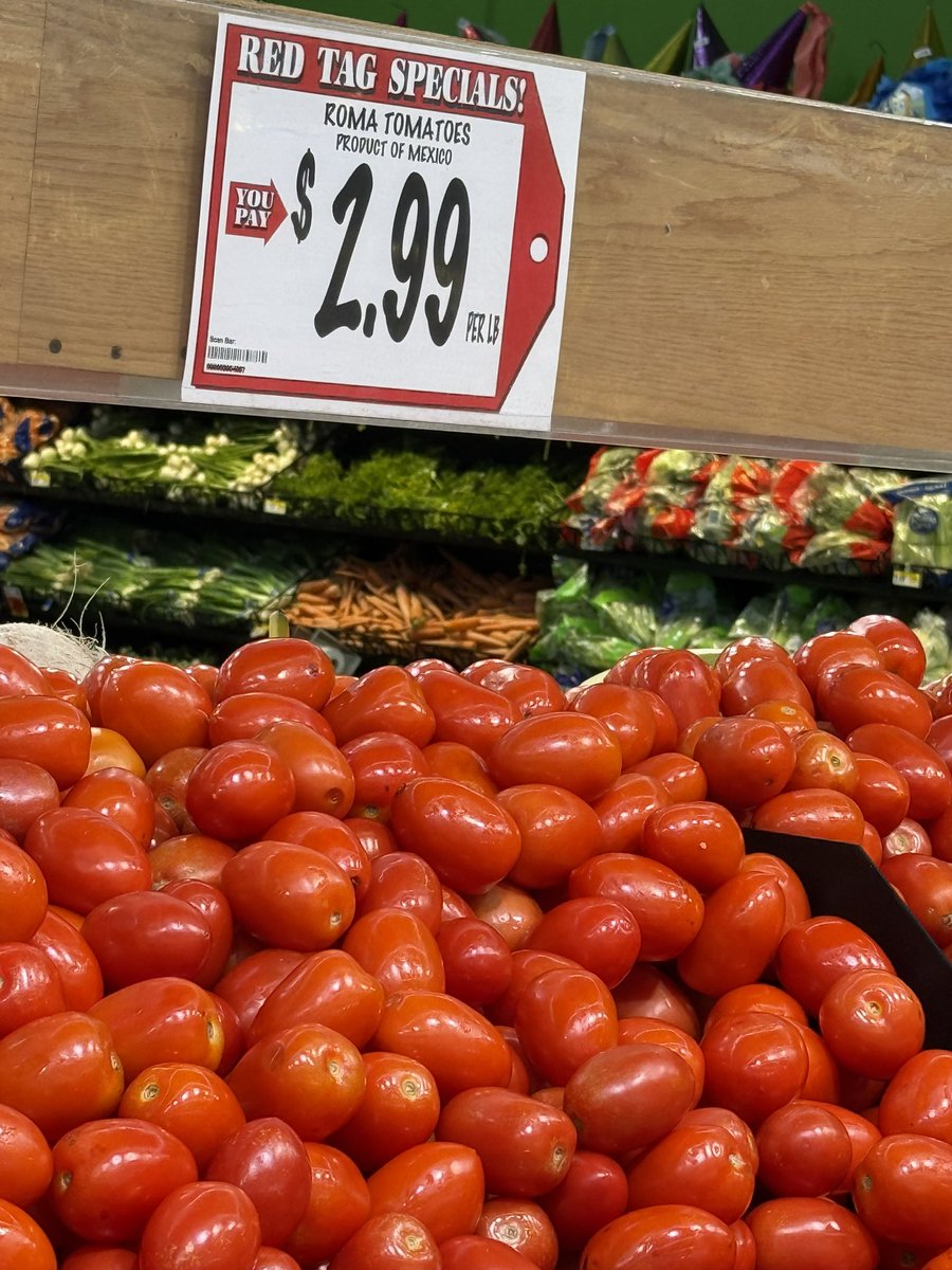 Al rededor de los 145 pesos el kilo de jitomate 🍅 en california, hasta estoy creyendo que Javier Alatorre vino a comprar sus 4 jitomates a california