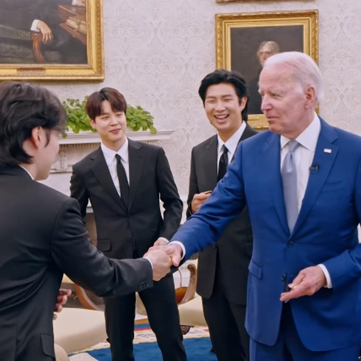 veebyblue's tweet photo. y cuando fueron con el sionista de biden cerramos ojos o qué https://t.co/7aa7mpC5bW