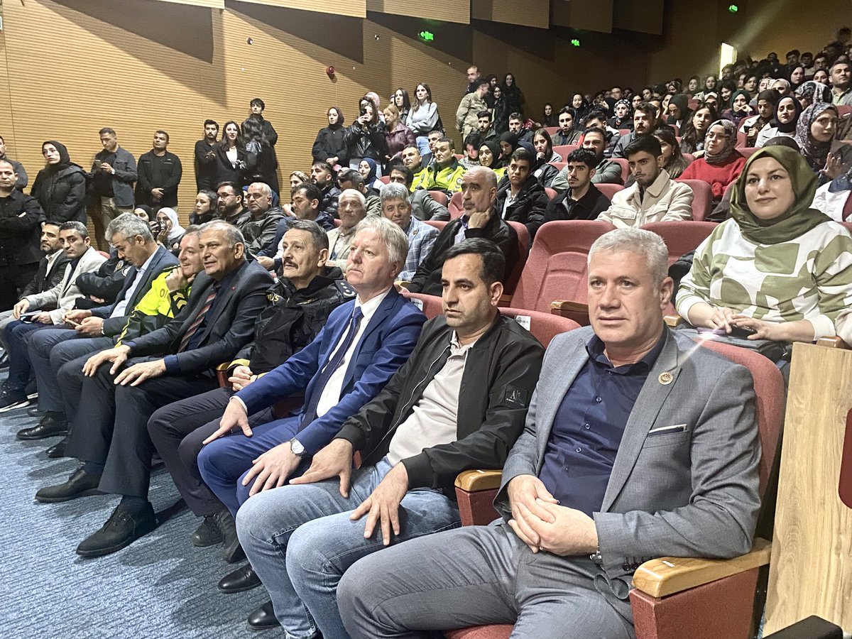 NaimTan12's tweet photo. 📍 Recep Tayyip Erdoğan Kongre Merkezi

AŞAV Vakfı Bingöl Şubesi olarak şehit ailelerimiz ve Gazilerimizle birlikte 2’nci Ordu Bölge Bando Komutanlığının düzenlediği konsere katıldık.

Sanatın birleştirici gücünü bir kez daha hissettiğimiz bu anlamlı program için teşekkür ederiz. https://t.co/kABFe1dtGM