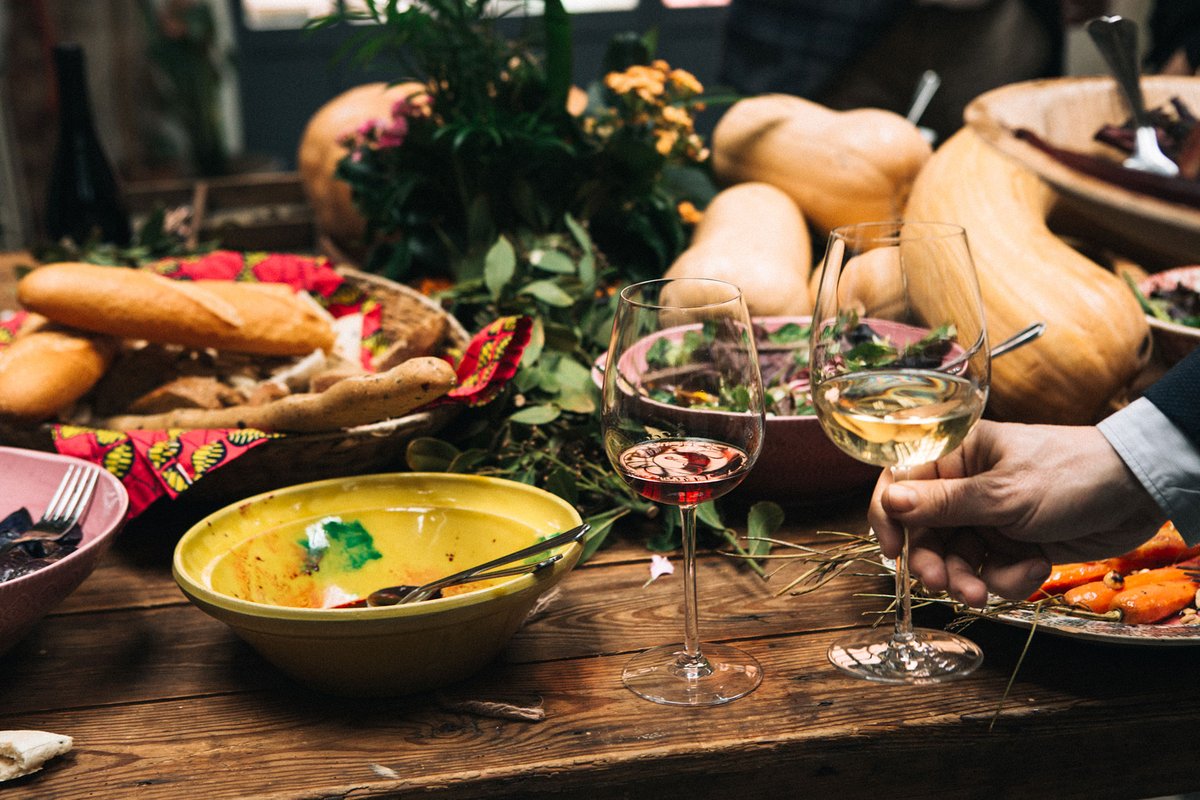 verumbodegas's tweet photo. El maridaje o no es una ciencia exacta. Es intuición, experiencia y, sobre todo, curiosidad

Algunos vinos simplemente se expresan mejor con ciertos platos. No porque exista una ley que lo dicte, sino porque juntos crean algo que por separado no existe. A eso le llamamos #armonía https://t.co/cBCgWo2sUL