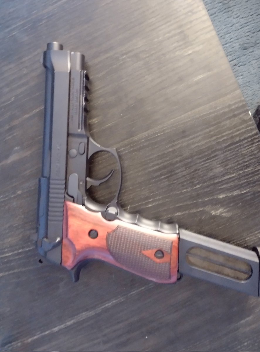 husk_the_wolf's tweet photo. Sona vs favorite firearms 😋 https://t.co/7DFMwb78lE