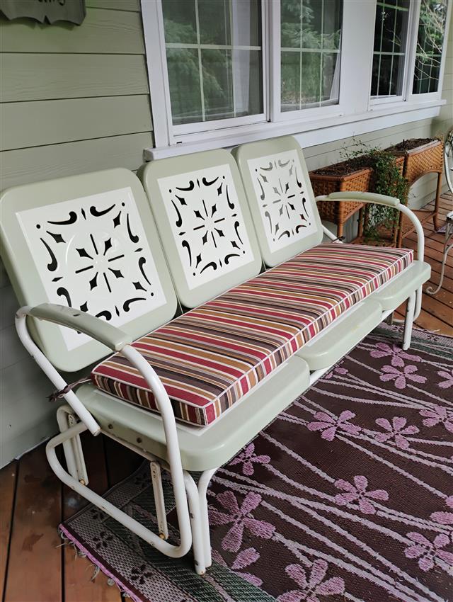 CustomCushions's tweet photo. “So happy with my two new cushions.” This custom bench #cushion features #Sunbrella Brannon Redwood with Flax trim, boxed construction, and zippers for easy cleaning. Thanks, N.D. in WA! https://t.co/PIgzgpBYlx #CustomCushions https://t.co/4Z7sCJ5NGx