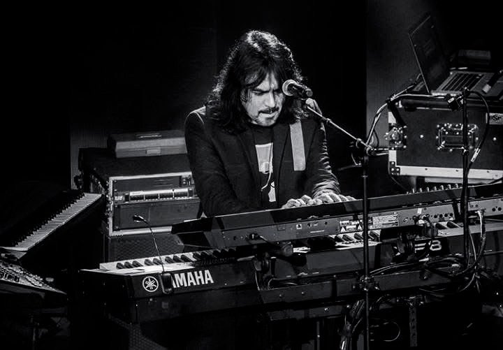 Adolfo ¿Reconoces esta frase? “Los sueños nunca terminan…” 🎶✨ Porque los que somos tus fans seguimos soñando con volver a escuchar esa voz que ha marcado tantas vidas 💙 y sigue tocando generaciones ✨

Sabemos que está trabajando arduamente, 🙏🏼 pero la emoción y la espera ya