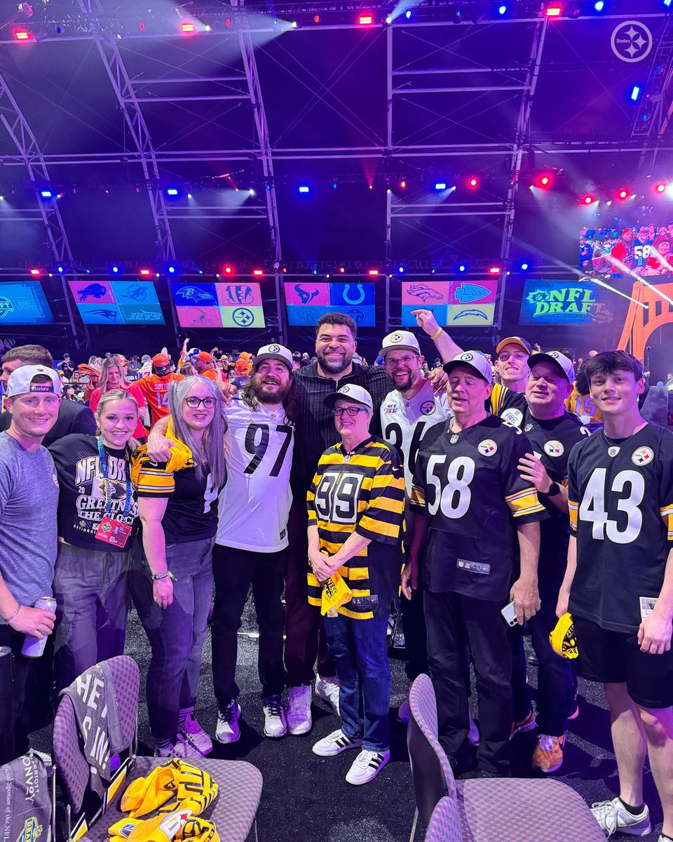 MESHNFL's tweet photo. Happy Birthday my new best friend 😆🖤💛 https://t.co/Hc09007ext