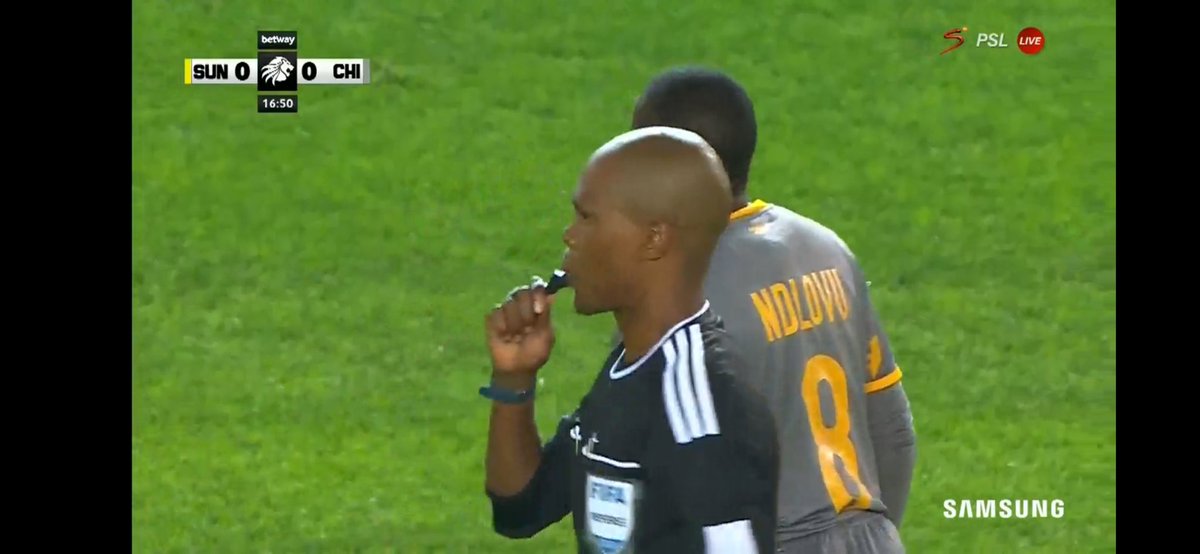 Ref: Uyifake lemali ngoba uyabona ukuthi yi-Red card leya

#Sundowns