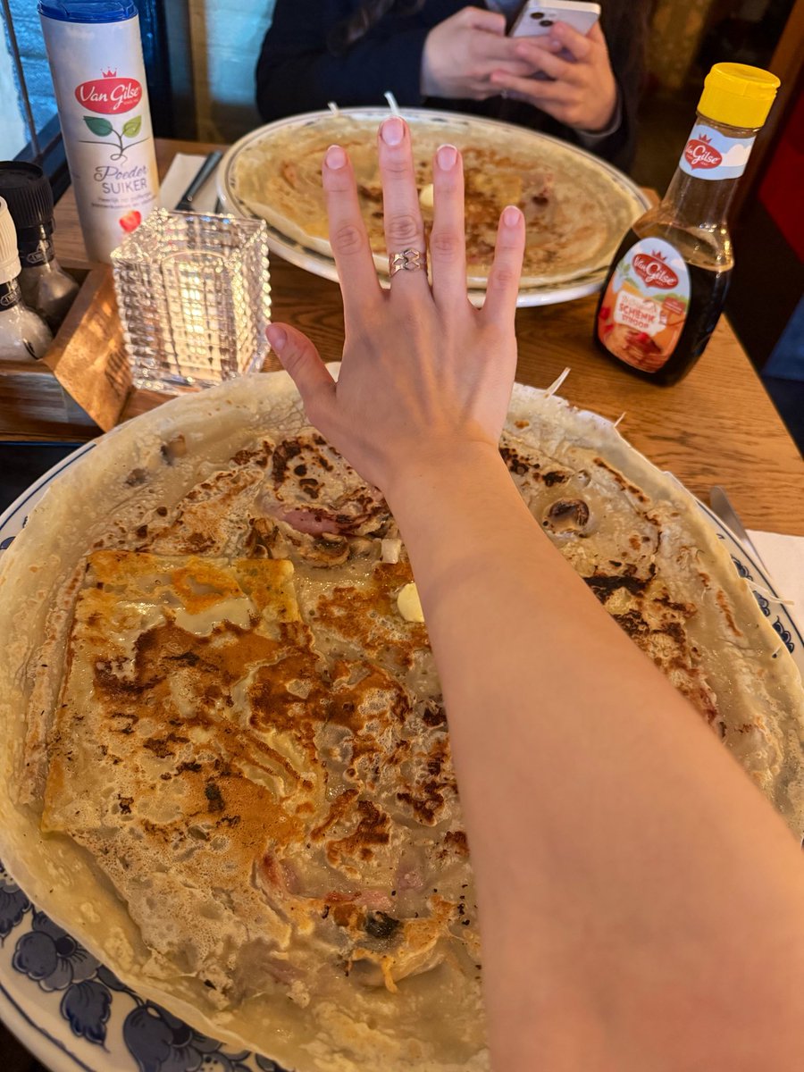 bekesseget's tweet photo. leiden’dan taşınana kadar her gün bir başka leiden mekanına gideceğim gün 1

📍 't pannenkoekenhuysje oudt leyden
📍haarlemmerstraat’taki stroopwafel arabası 

hand for scale bu arada https://t.co/8UlqzidiKv