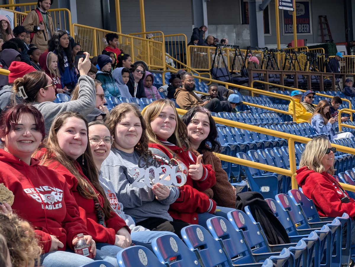 mouffa2003's tweet photo. Our GMS 7th &amp; 8th Grade Choirs with the help of our GHS Choir Seniors sang the National Anthem at the Lake County Captain Game. Way to represent!! 🦅⚾🇺🇸 #GenevaChoir https://t.co/BBlP9TEmDs