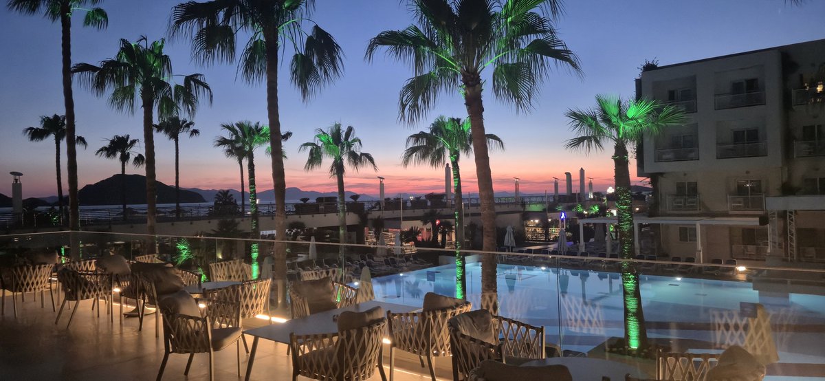 yoadrian100's tweet photo. Epic sunset 🌇 on holiday in turkey , epic hotel and perfect way to relax @DerekTheWeather @Sue_Charles @SabrinaJayneLee @Ruth_ITV https://t.co/9wMlgAbBod