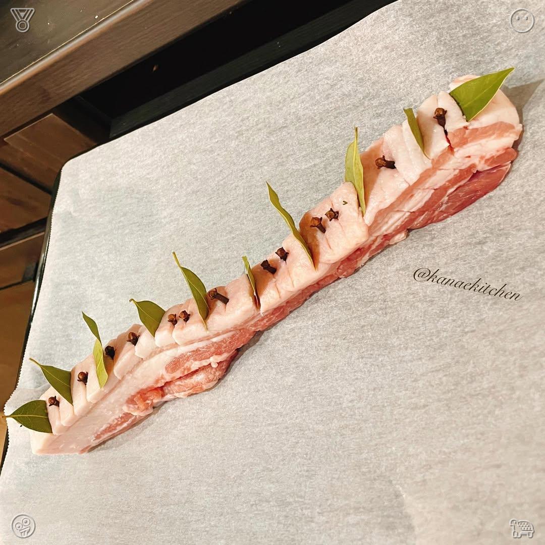 PortiaaSus's tweet photo. 森の中で、木々の根が地面の上にむき出しになっている光景は、力強く生きる自然の姿を物語っている。長い歳月を耐え抜いてきた木々たちの存在が、そこには感じられる。 https://t.co/SmropYDpc1