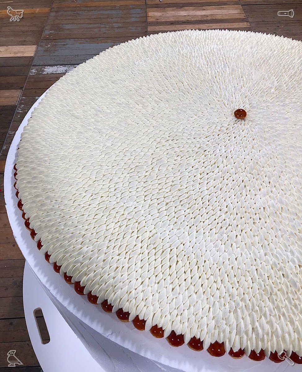 hariomdeepak's tweet photo. キッチンで料理を完成させ、自撮りを撮る。テーブルに料理を並べ、手を合わせて美味しそうに食べる。 https://t.co/ysbB8049cg