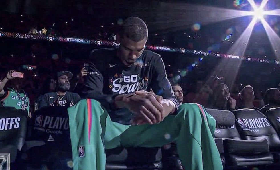 DenyDrive's tweet photo. 😭want everyone to keep this same energy bout them spurs. 👽🪉🏰🦊 https://t.co/mggwSHT9il