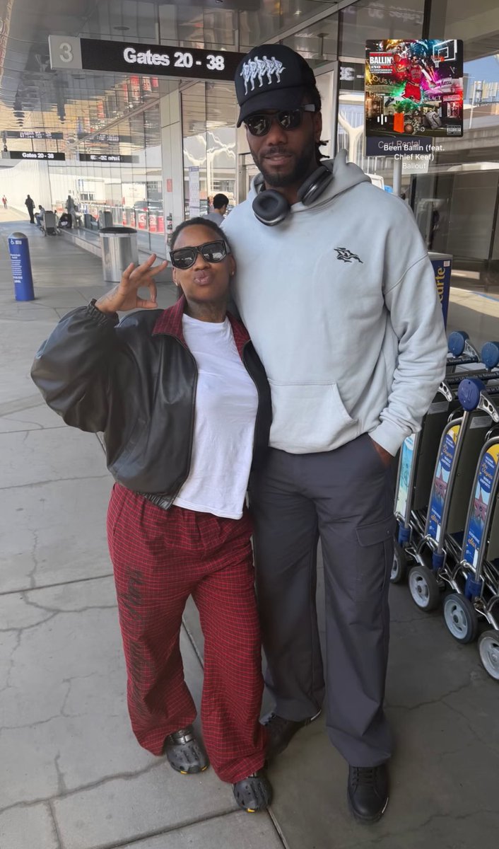 2Cool2Blog's tweet photo. Sexyy Red runs into Kawhi Leonard at the airport https://t.co/P5V7uIDx38