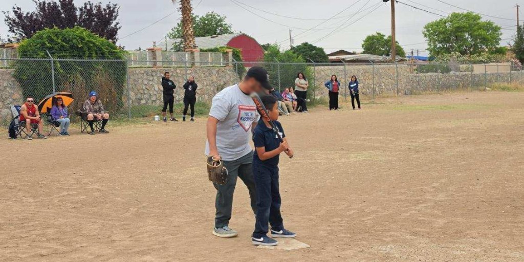 DEAELPASODiv's tweet photo. Thank you @LancasterAztecs of @YsletaISD for hosting our @DEAEdFoundation baseball camp for the third year in a row. The students defeated the DEA agents 20-10.
#FentanylFreeAmerica
@TheJusticeDept; @DEAHQ https://t.co/VdQBc8yzOr