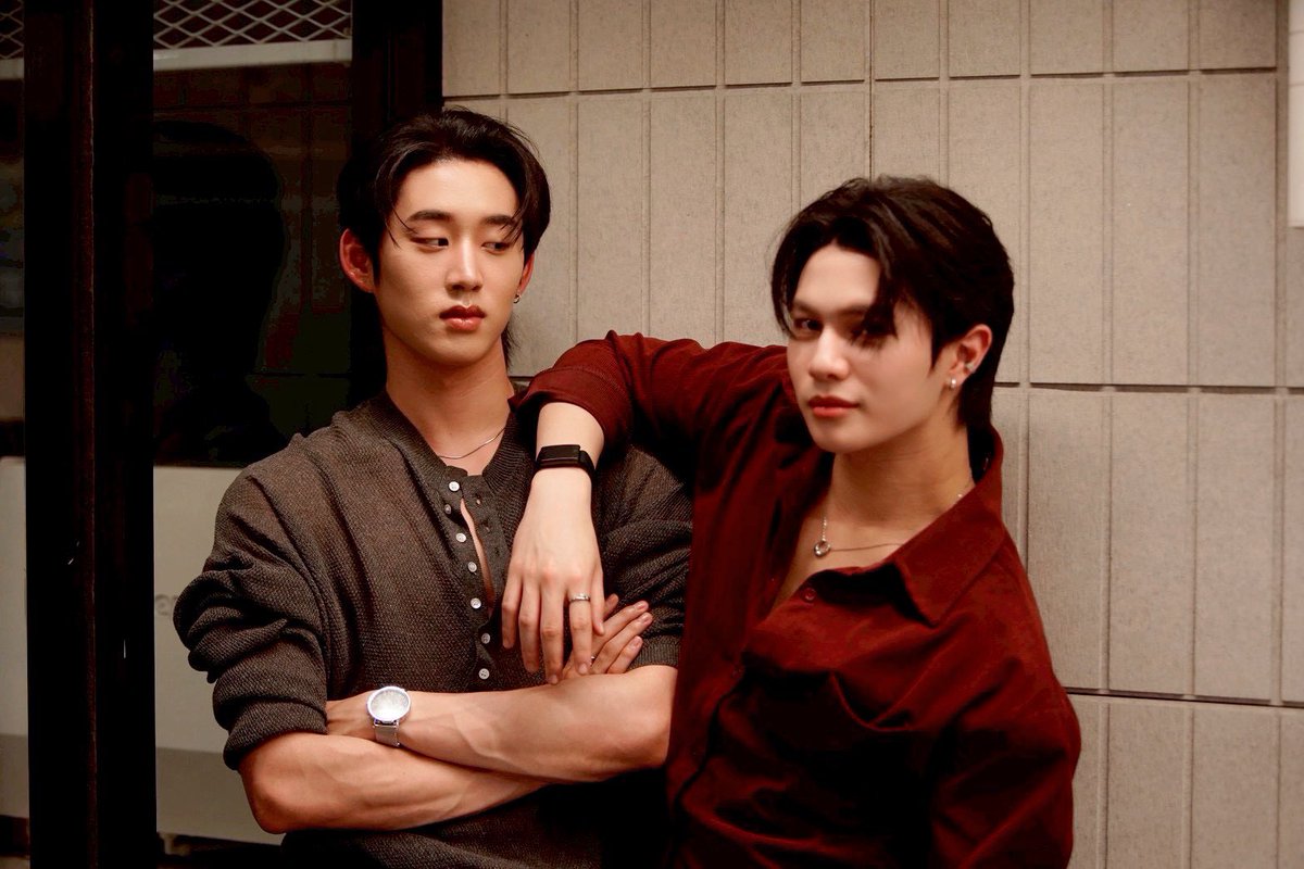 #WilliamEst radiate chemistry and tension through their gazes in new stills from #YouManiacSeries.
