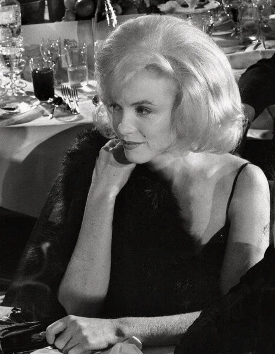 Deb69022064's tweet photo. Marilyn pictured at the 1961 Roseland Dance Hall charity gala organised by the Strasbergs. The New York venue was demolished in 2014, with Lady Gaga being the last performer to play there. 💋
#MarilynMonroe https://t.co/JIJBtVIcxd