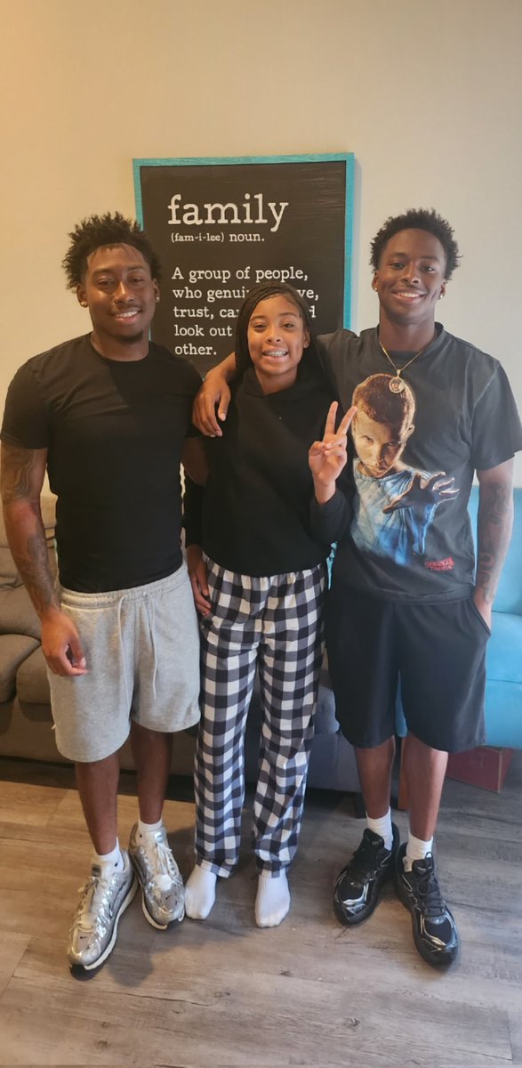 MoNelson0130's tweet photo. 3 Plates, 3 Phone bills, 3 HS/College Graduations, 3 Cars, 3 Weddings, 3 Hells and 3 Naws 💪🏾🙌🏽🤞🏽💙💙💓
#Mommy Week 
#My Why
#I don't play about them
@chad_superman @_ejnelsonn https://t.co/NdFNHLIfk8