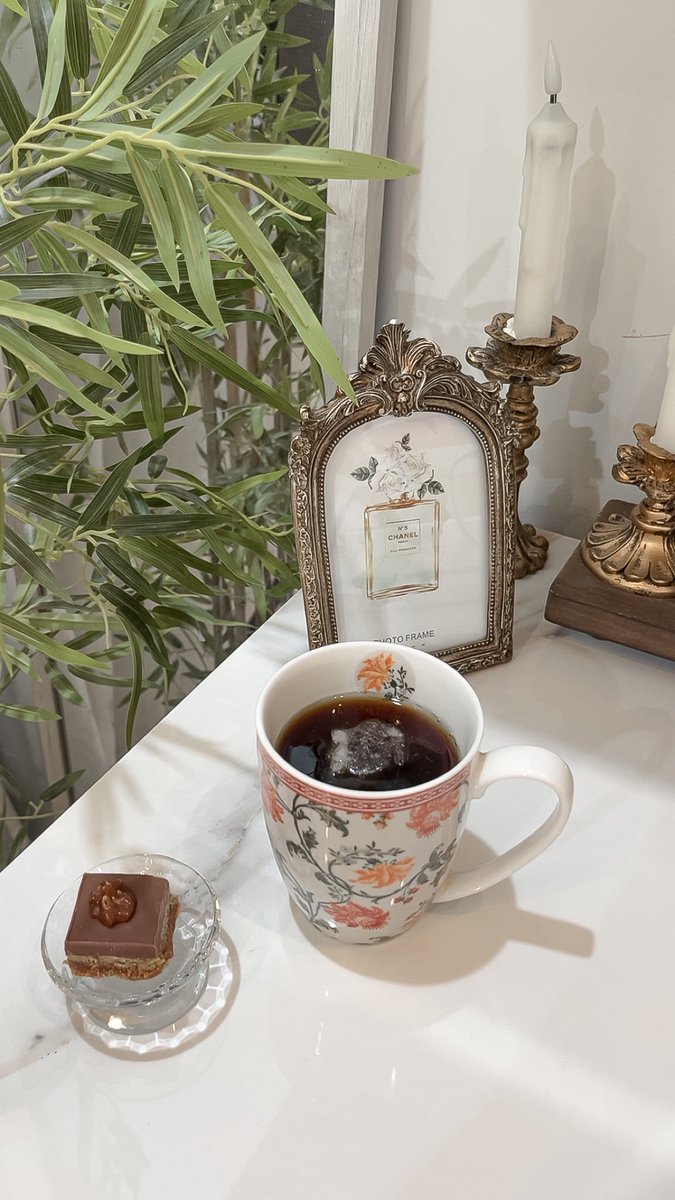f0of_089's tweet photo. طالما أن الارض مازال فيها ورد ورائحة 
قهوة ، فهناك مُتسع للحياة 🌿. https://t.co/tyHUZu8y1i