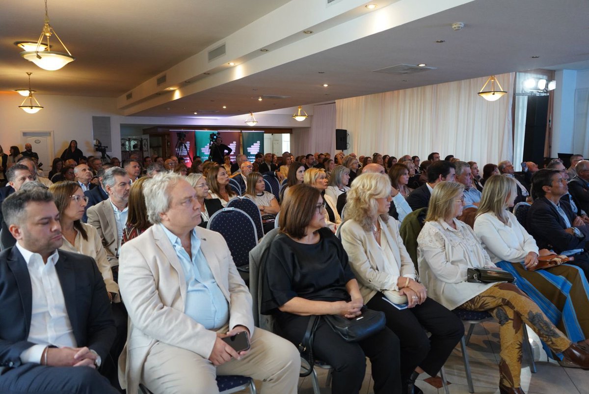 LustembergC's tweet photo. Hoy acompañamos los 65 años de una institución fundamental para Maldonado y para el Sistema Nacional Integrado de Salud.

La Asistencial Médica de Maldonado es parte de FEPREMI, pero sobre todo es una institución que todos los días demuestra, con hechos, que se puede brindar una atención de calidad, humana y cercana. 

Con más de 32.000 usuarios y usuarias, y más de 2.200 trabajadores y trabajadoras, sus indicadores de atención están por encima de la media nacional. 

Reconocer ese trabajo también es reconocer el compromiso cotidiano de quienes sostienen la salud desde cada lugar.