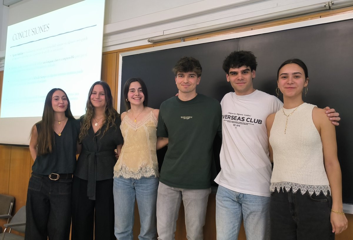 humanizAS_UVa's tweet photo. Enhorabuena a los estudiantes de 2º de Medicina por sus presentaciones "Entrevista a un Profesional Sanitario"👏✨
#humanizAS #humanización #atenciónsanitaria #estudiantesdemedicina #medicina #medlife #futurosmedicos #comunicaciónclínica #vocacion #universidaddevalladolid #uva https://t.co/LnV4l74ymk