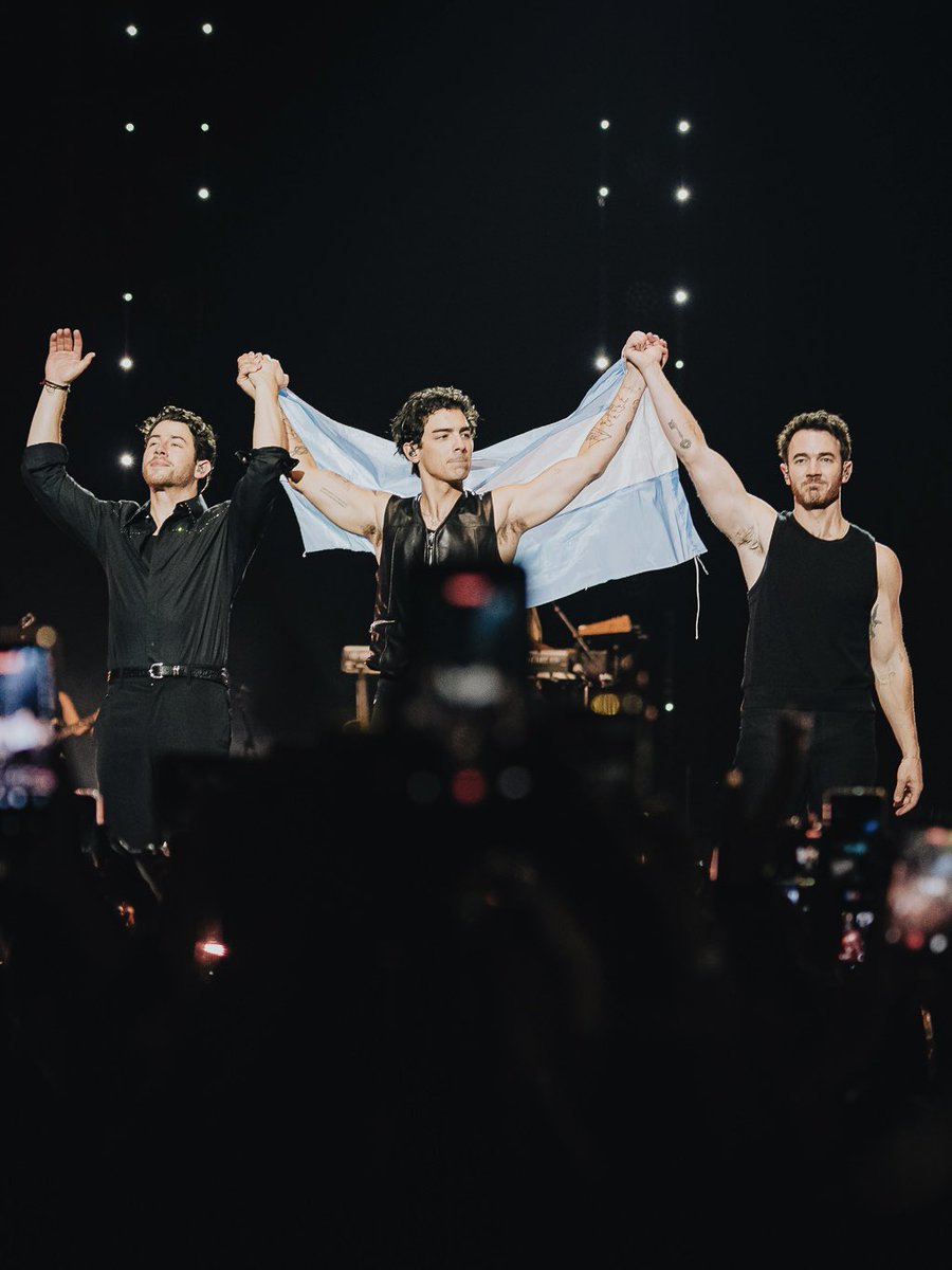 NOS VEMOS EN UN RATO. <a href="/jonasbrothers/">Jonas Brothers</a>