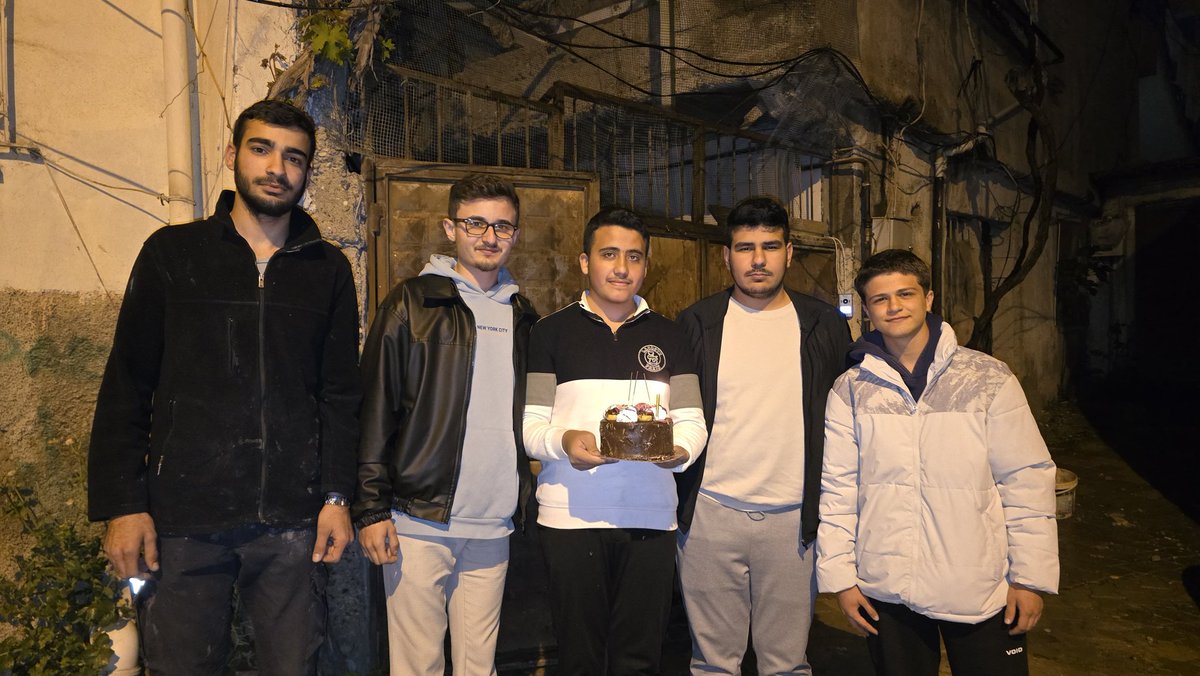 ysdulkadiroglu's tweet photo. Bugün, Enes kardeşimizin Doğum günüydü.

Dulkadiroğlu ilçe gençlik kolları yeni seçmen birimi olarak bu özel günde onun mutluluğuna ortak olduk, doğum gününü kutladık.

#izbırak https://t.co/8irgWJIht6