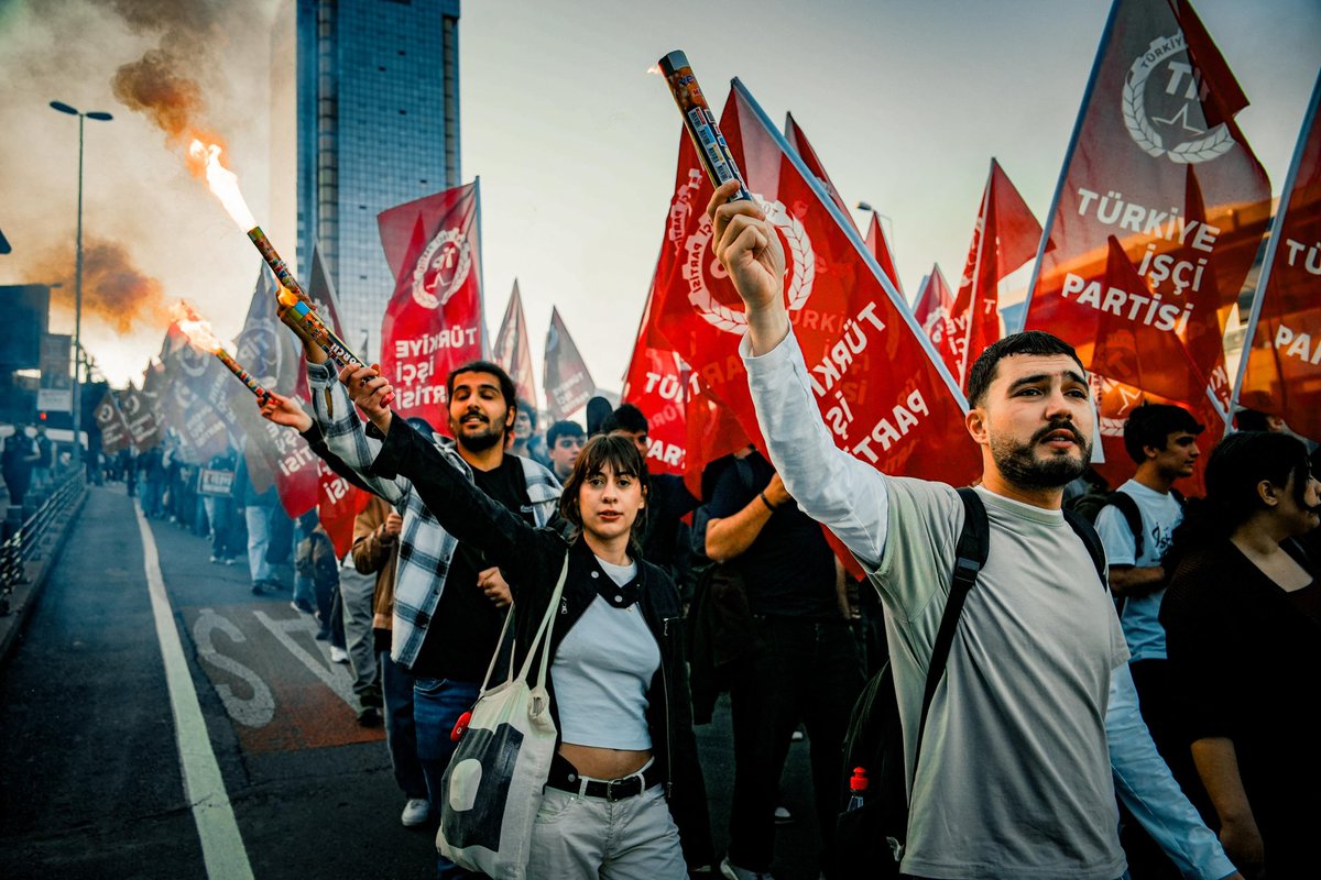 tipliogrenci's tweet photo. Bugün Taksim'den Dolmabahçe'ye, yıllar önce Denizlerin geçtiği o yolu adımladık ve bir kez daha haykırdık:

​"Emperyalistler, iş birlikçiler; 6. Filo'yu unutmayın!"

​📍 İstanbul https://t.co/RHfC8TBpc4