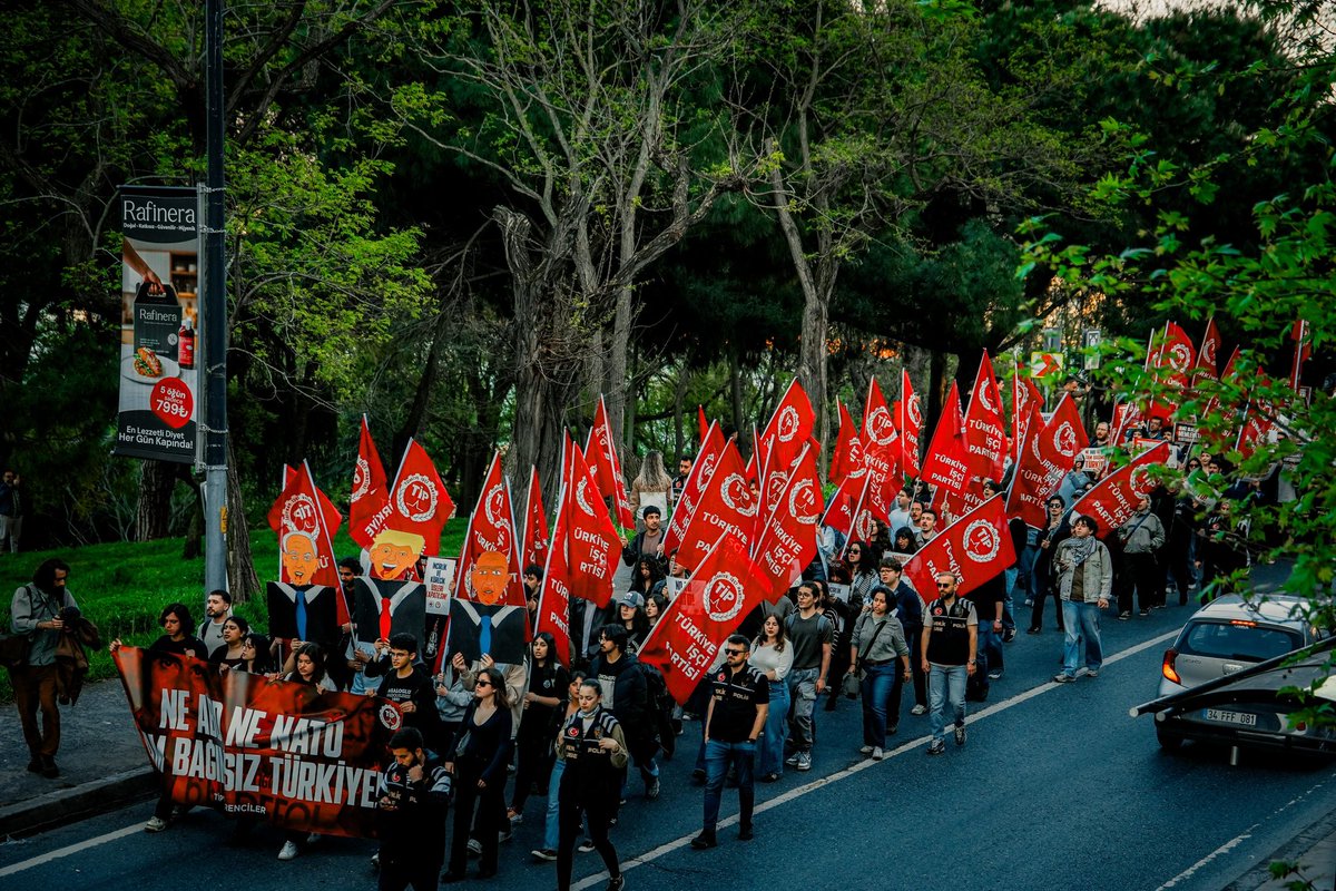 tipliogrenci's tweet photo. Bugün Taksim'den Dolmabahçe'ye, yıllar önce Denizlerin geçtiği o yolu adımladık ve bir kez daha haykırdık:

​"Emperyalistler, iş birlikçiler; 6. Filo'yu unutmayın!"

​📍 İstanbul https://t.co/RHfC8TBpc4