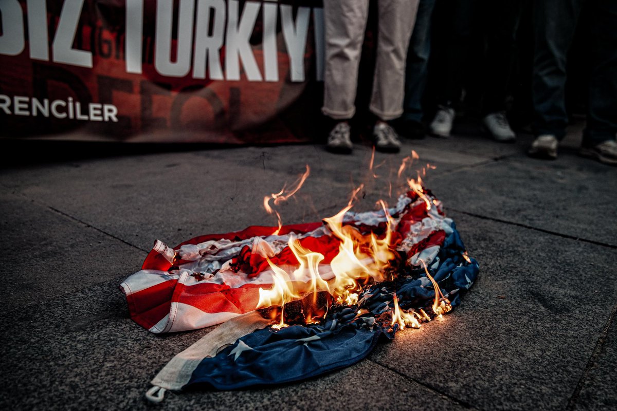 tipliogrenci's tweet photo. Bugün Taksim'den Dolmabahçe'ye, yıllar önce Denizlerin geçtiği o yolu adımladık ve bir kez daha haykırdık:

​"Emperyalistler, iş birlikçiler; 6. Filo'yu unutmayın!"

​📍 İstanbul https://t.co/RHfC8TBpc4