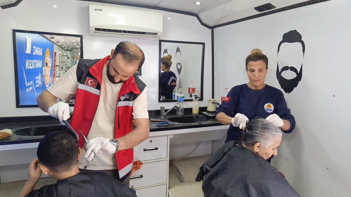 adanayaderman's tweet photo. Derman ekiplerimiz, Seyhan ilçemizin Onur Mahallesi’nde çalışmalarını sürdürüyor.
Sokak sokak gezen ekiplerimiz; vatandaşlarımızın yanında olmaya, taleplerini dinleyerek yerine getirmeye devam ediyor. 🤍 https://t.co/KEv5TTi3Q5