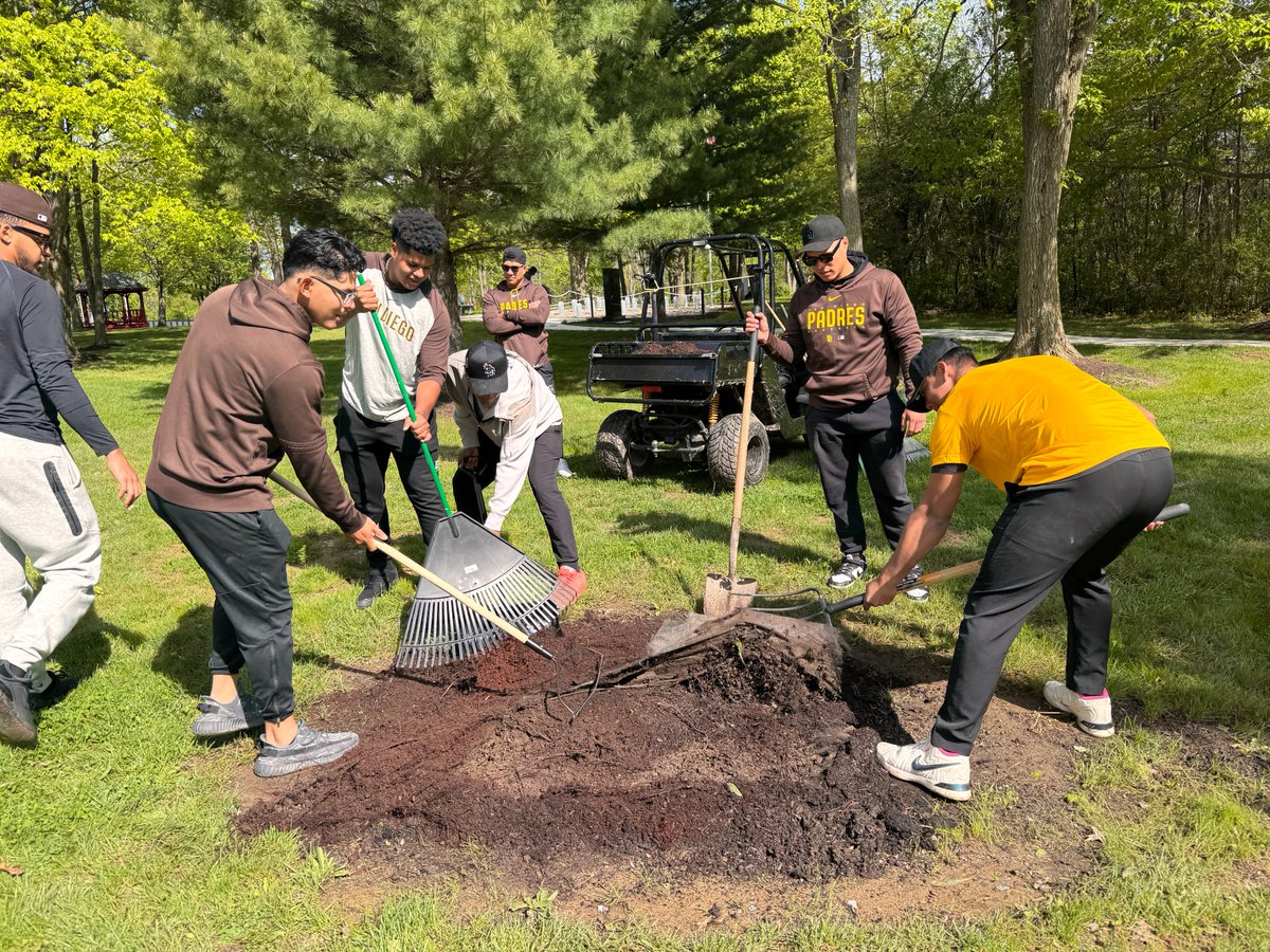 TinCaps's tweet photo. We're proud to continue our @Padres Service Day tradition with the @V_N_M_S_M! 🇺🇸 

(And our thanks to @Bubbas_33 for providing lunch once the hard work was done!) https://t.co/jWZlw4PvQX