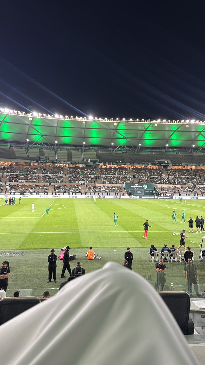 بطل النخبتين حاط رجل على رجل 
ومستمتع ومكمل احتفالاته الله يديمها💚✌🏽
