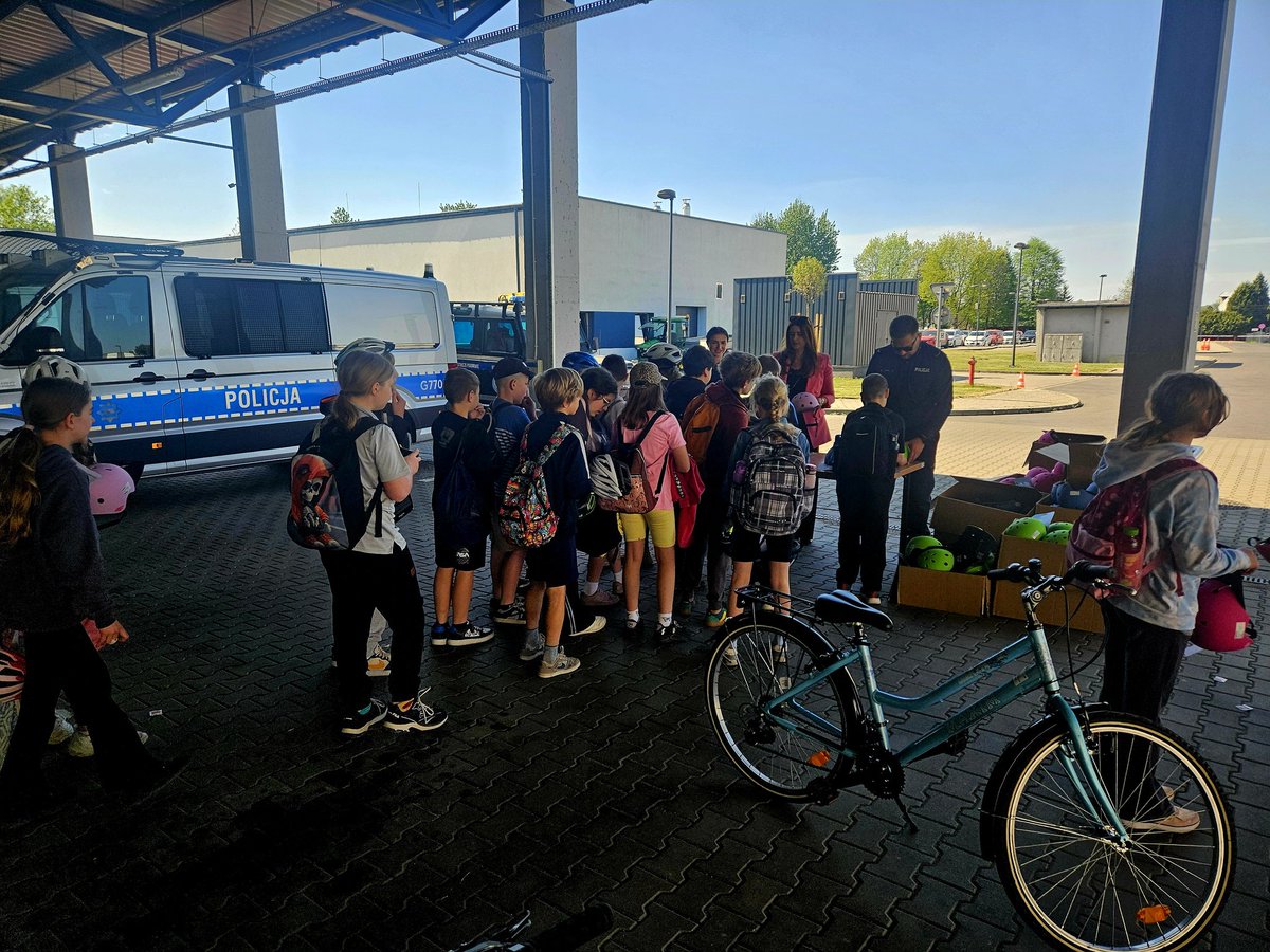 MWRBRD's tweet photo. Europejski Dzień BRD świętowaliśmy z uczniami szkół podstawowych z powiatu krakowskiego. Warsztaty, egzaminy na kartę rowerową oraz 400 kasków dla wszystkich uczestników! Takie świętowanie lubimy! #razemdlabezpieczenstwa #malopolska więcej ma https://t.co/pei2adSM08 https://t.co/AZ7n3tvyZb