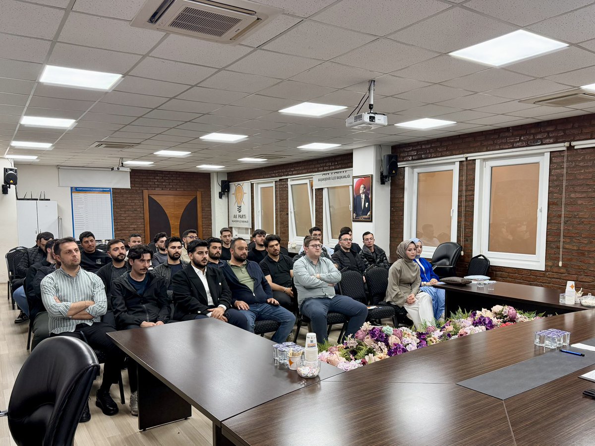 akbasaksehir's tweet photo. Haftalık olağan yönetim kurulu toplantımızı, @SuleymanAksoyy başkanlığında; il sorumlumuz @enskarahasan ’ın katılımlarıyla gerçekleştirdik.

Azimle çalışıyor, kararlılıkla ilerliyoruz. Hedefimiz Büyük Türkiye! 🇹🇷 https://t.co/qxM7dG3uUq