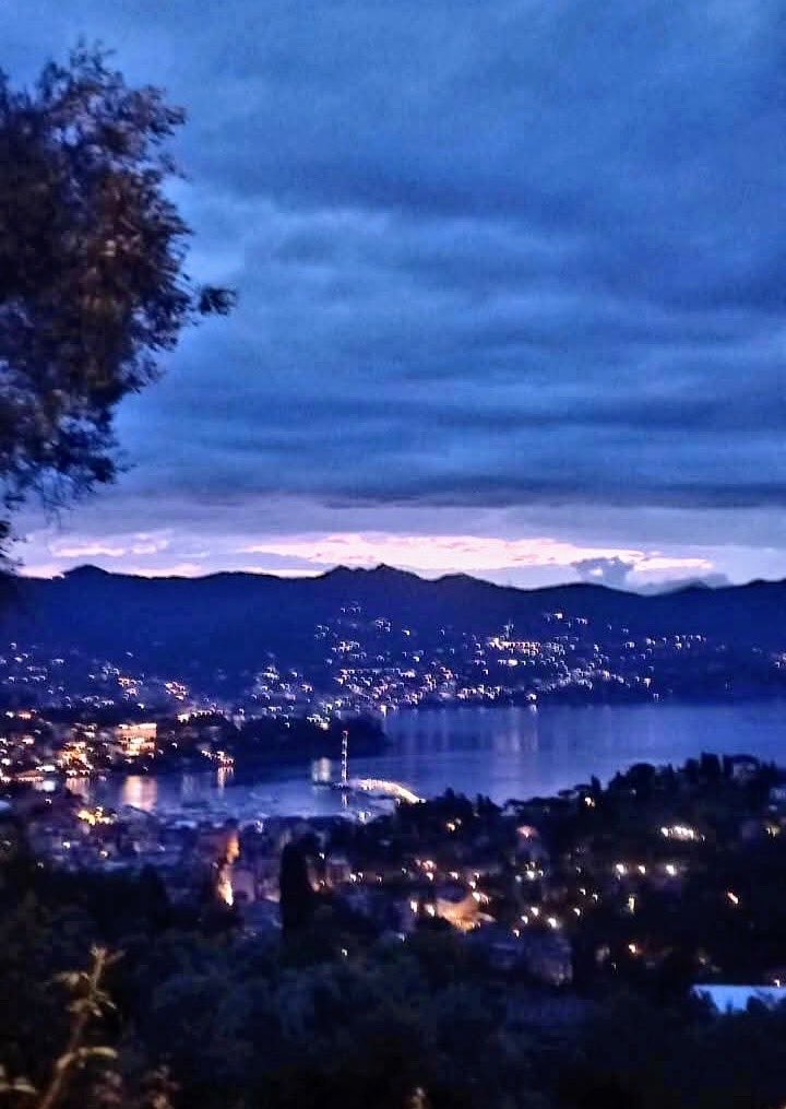 #IlMotoDelleCose 

                  e dormono 
le onde del mare, dorme
l’immensa ventura delle cose.

#GPontiggia 
#SalaLettura