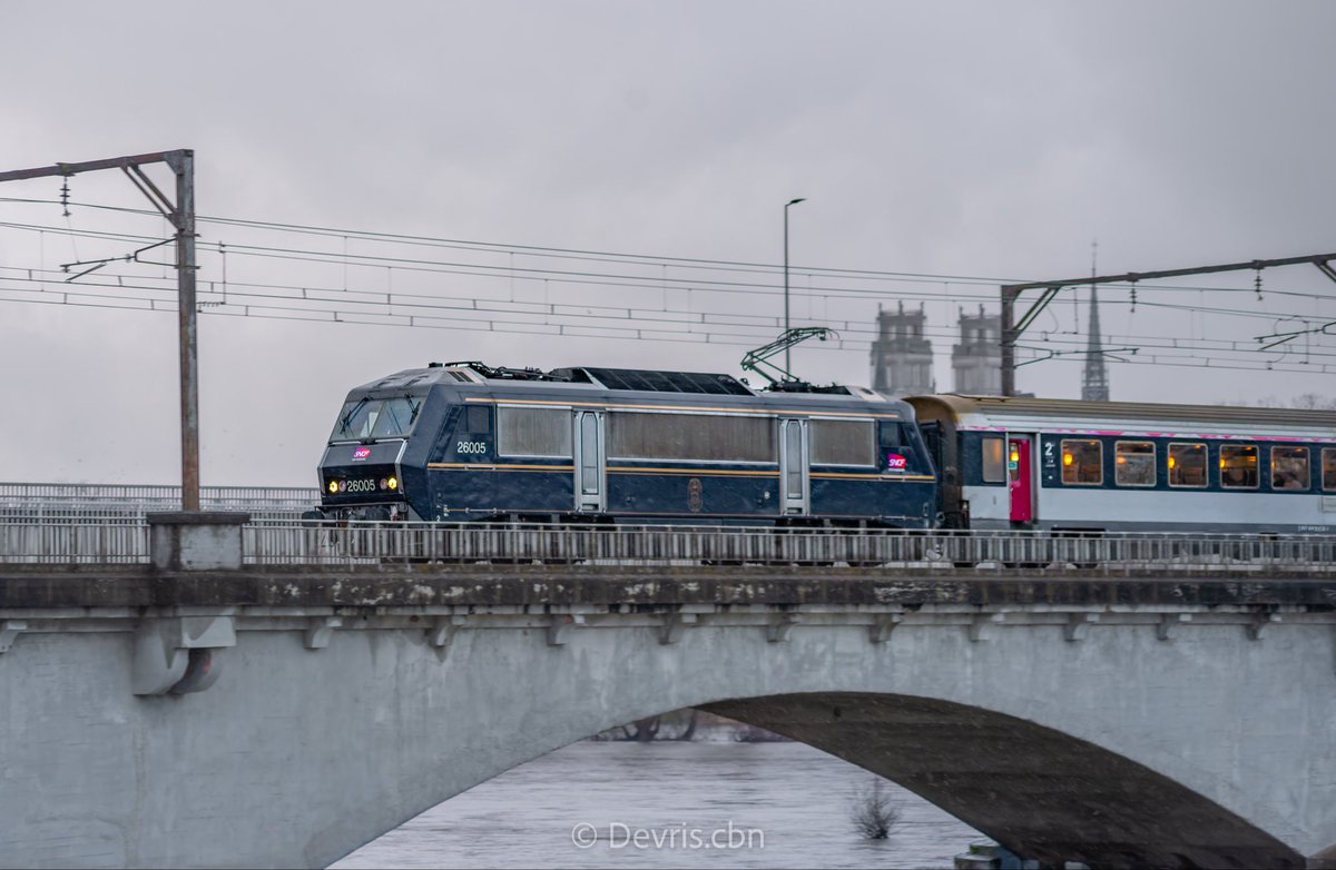 Une photo sympathique que j’avais pu faire auparavant avec la #BB26005 « #CIWL » sur une compo corail #intercités traversant le pont de #Vierzon se trouvant à #Orléans puis en fond, la Cathédrale Sainte-Croix !