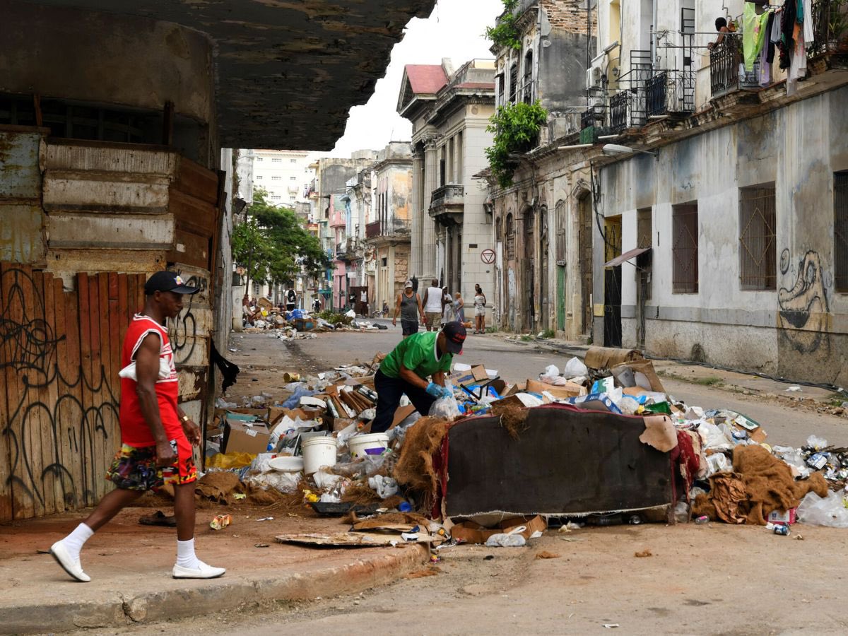 agusantonetti's tweet photo. Acabo de recibir el último informe sobre la situación de seguridad alimentaria en Cuba, es mucho más alarmante de lo que pensamos.

Algunos datos que recibí:

- Cerca del 40% de la población cubana está dedicando entre 5 a 10 horas solo para intentar buscar alimentos.
- El 34% de los cubanos afirma irse a dormir con hambre.
- El 83% de los cubanos tiene miedo a que la dictadura siga imponiendo nuevas restricciones para acceder a los alimentos.
- En algunas provincias como Granma, el 76% ha dejado de consumir lácteos
- El 79% de la población cree que la única forma de tener una buena alimentación es conseguir un cargo en el régimen.

Este informe es elaborado por el Food Monitor Program, que sigue de lleno la situación dentro de la isla.