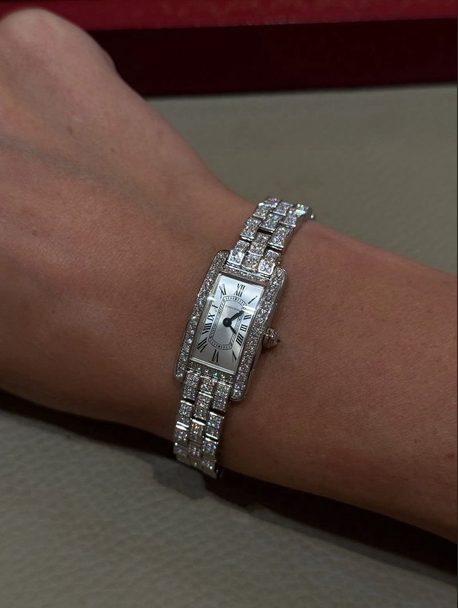 Bon vous avez l’air chaud pour le Thread des montres dans Suits ! Ça sera assez court car la plupart ont des montres factices d’accessoire. 

On commence avec Jessica Pearson qui porte ici une Cartier Tank américaine en or gris sertie de diamants 💎