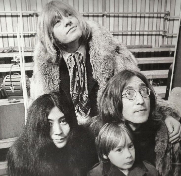 maryfett66's tweet image. Brian looks like the cool uncle of the family🥹