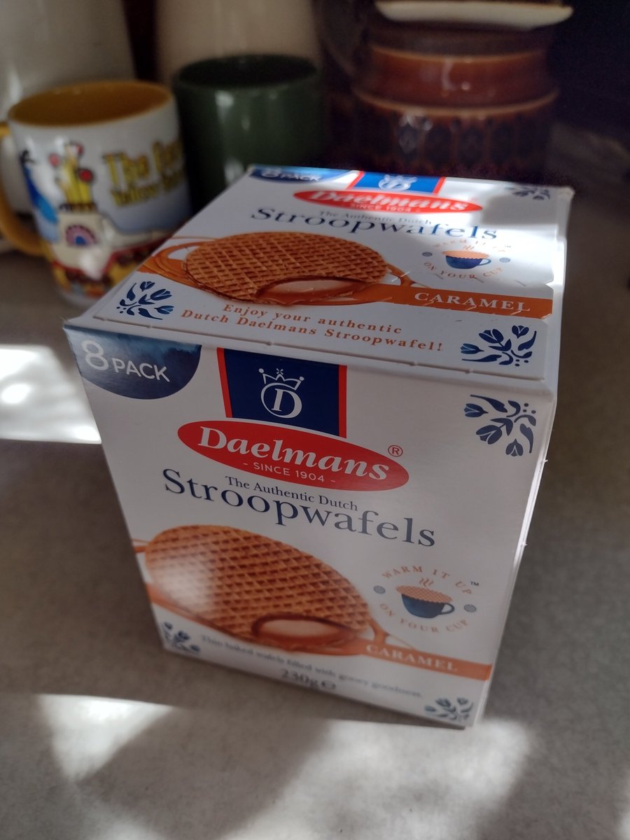 MarcPetty9's tweet photo. Tonight, friends and followers, I want to talk to you about #Stroopwafels! Oh my... just perch these Dutch delights over your tea for a minute or two and transport yourself to caramel heaven! "When you indulge, do it right" implores the packaging, and who could disagree! 😍🧇 https://t.co/moBtuLQmvT