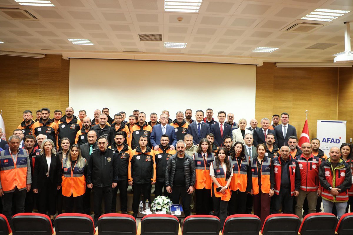 Kars_AFAD's tweet photo. 📍#Kars #AFAD

Valimiz Ziya Polat’ın katılımıyla AFAD Akreditasyon Sistemi kapsamında akredite edilen #Karayolları Kurtarma (KARAKURT) ekibinin Arma Teslim Töreni gerçekleştirildi.

@AFADBaskanlik @KarsValiligi @ziyapolat73 @obozkurt_ https://t.co/Gf2nIIp91n