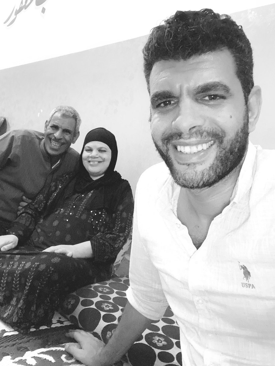 أدركت الموضوع ده بدري وشايف الحزن عامل ازاي في عين اخواتي حاليا اللي مكانوش بيتصوروا معاه كتير 
١٥ سنة قبل وفاته وانا بصور فيه من غير ماياخد باله او بتصور معاه وانا جوه حضنه 
المشكلة الحقيقية انك عمرك ما هتعرف تتجاوز حزنك على ابوك لو كان شخص حنين 
مقصدش تنساه لأ اقصد ان عينك توقف