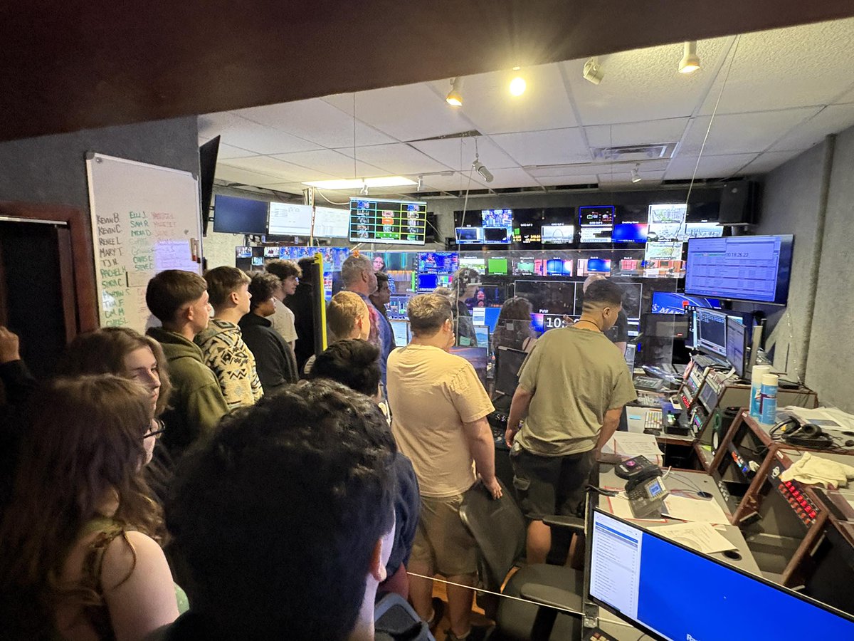 csfhotdogs's tweet photo. It's #FutureFriday! Career pathways at @FHSHotDogs and @WildcatCreekCC open doors to students & build skills for future employment.
A perfect example: Radio & TV students stopped by @WLFI for a tour to see a professional news studio firsthand! 🐾🎥 #hotdogexcellence #careerready https://t.co/JJKL35nuWD