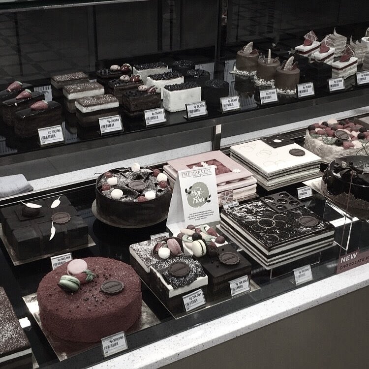 RIUHLEPAS's tweet photo. @genrejaz Koko beli slice cake. Meimei mau yang slice atau the whole cake? https://t.co/qrBLrzucH5