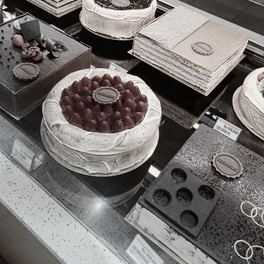 RIUHLEPAS's tweet photo. @genrejaz Koko beli slice cake. Meimei mau yang slice atau the whole cake? https://t.co/qrBLrzucH5