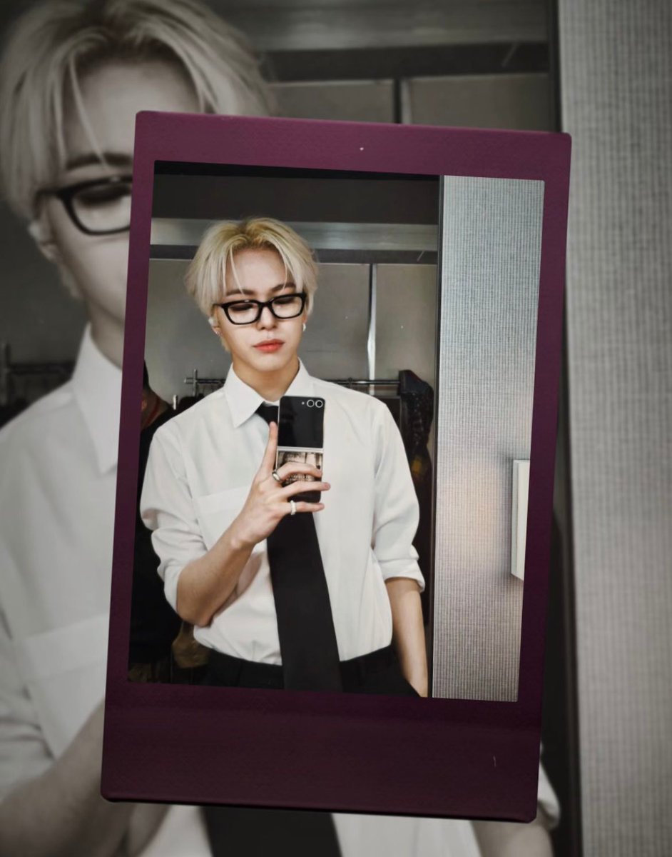 wait— one mirror selfie first, he said 📸🖤

#TMSD #TreasureMakerSelcaDay  #JAEHYUK #재혁 #TREASURE <a href="/treasuremembers/">TREASURE</a>