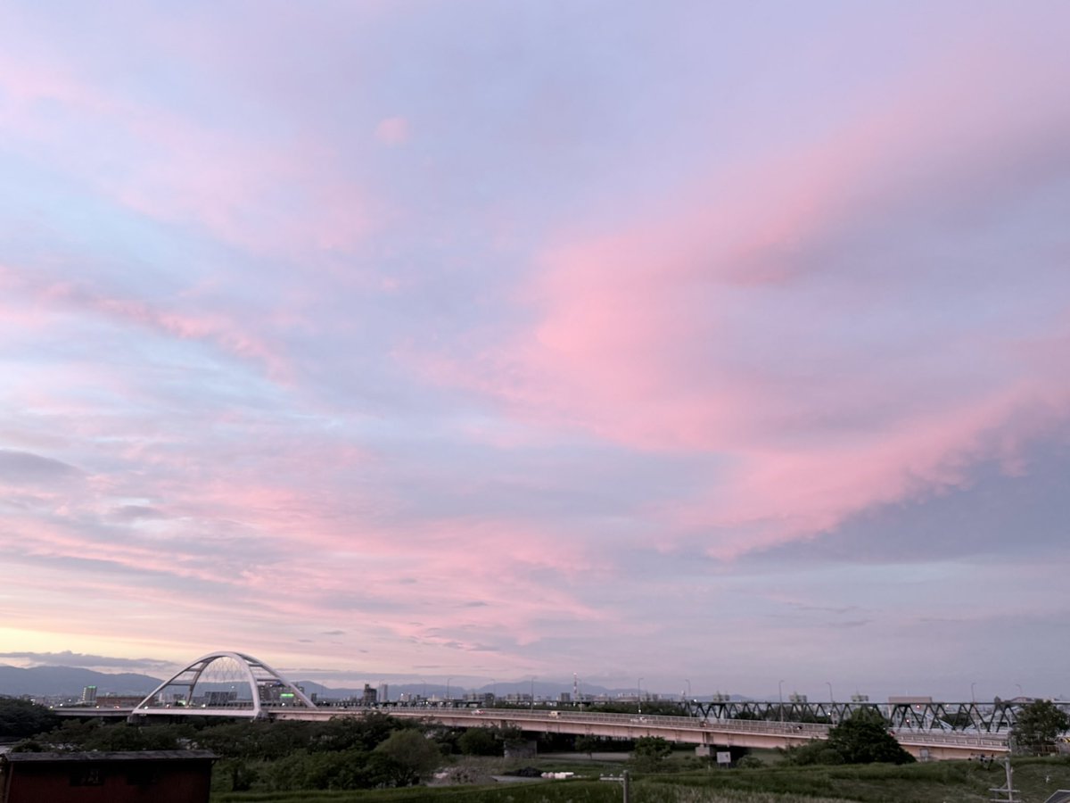 greencloudbyou's tweet photo. 久しぶりに見た夕焼け
刹那の移り変わりは感慨深い https://t.co/3Vxb9tq7Ci
